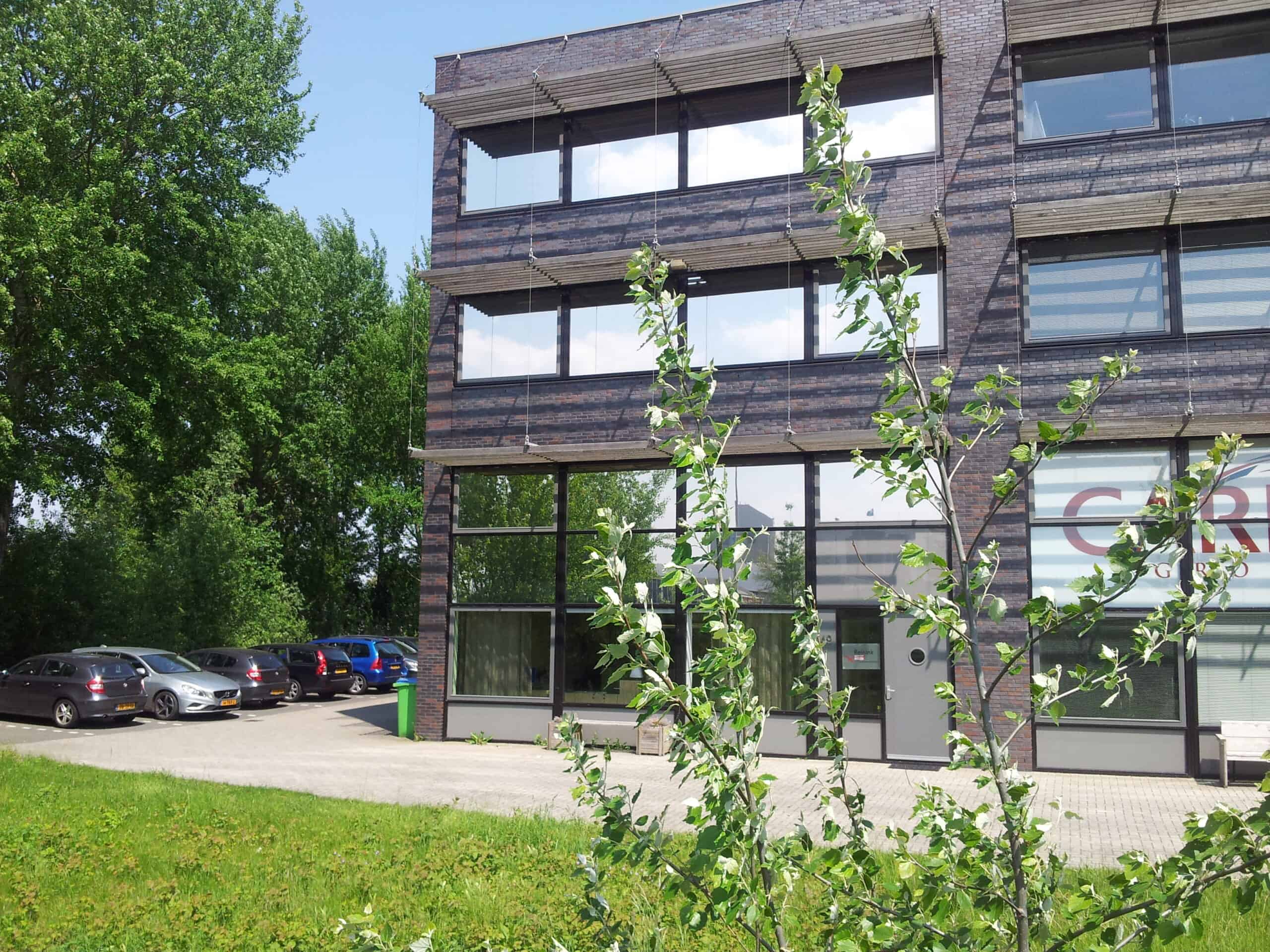 Het logo van "De Kock Raamfolie bv." De tekst is groen en strak vormgegeven. Boven de naam is een gestileerde booglijn te zien. Onder de bedrijfsnaam staat de slogan "Alle soorten raamfolie voor bedrijven en particulieren" in een kleinere, lichtere letter. Het geheel straalt professionaliteit en duidelijkheid uit.