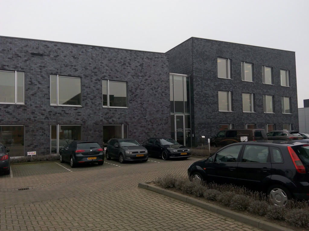 Het logo van "De Kock Raamfolie bv." De tekst is groen en strak vormgegeven. Boven de naam is een gestileerde booglijn te zien. Onder de bedrijfsnaam staat de slogan "Alle soorten raamfolie voor bedrijven en particulieren" in een kleinere, lichtere letter. Het geheel straalt professionaliteit en duidelijkheid uit.