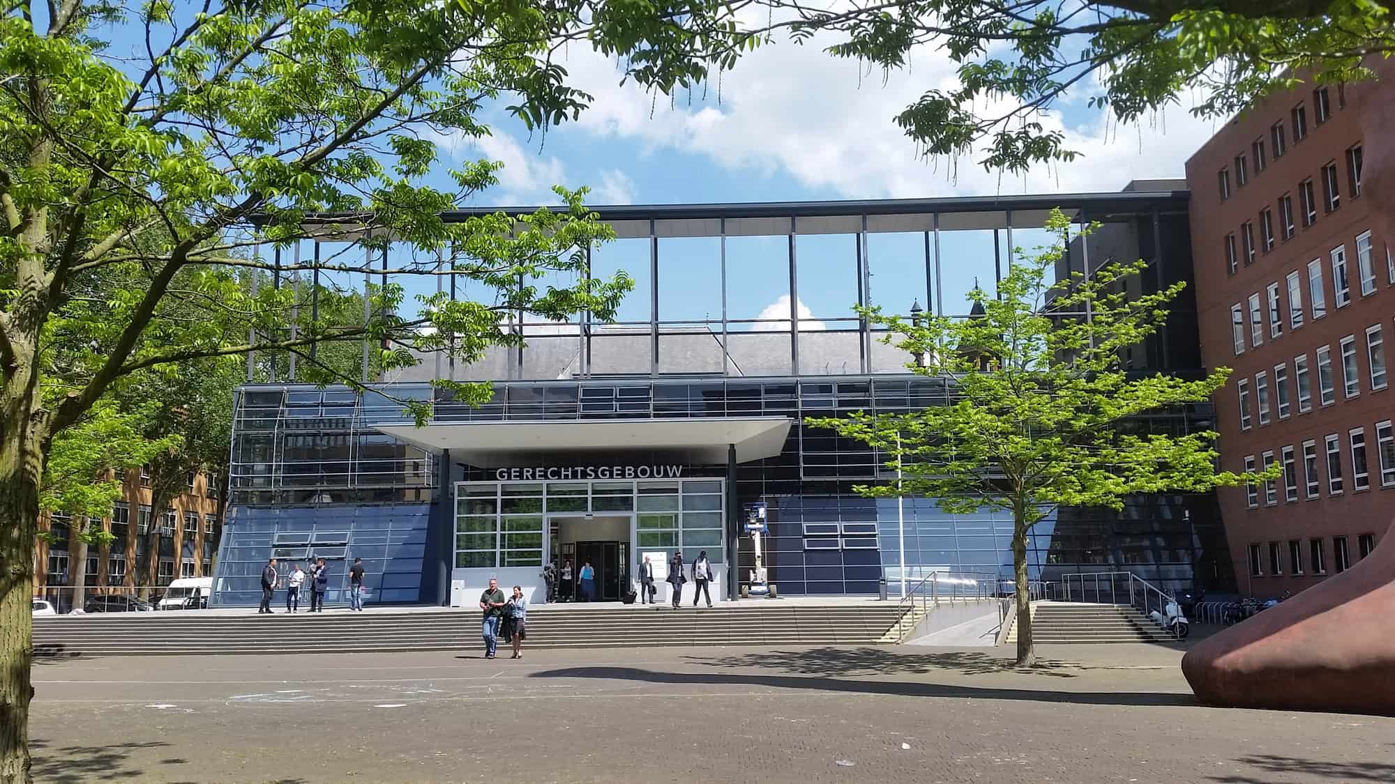 Het logo van "De Kock Raamfolie bv." De tekst is groen en strak vormgegeven. Boven de naam is een gestileerde booglijn te zien. Onder de bedrijfsnaam staat de slogan "Alle soorten raamfolie voor bedrijven en particulieren" in een kleinere, lichtere letter. Het geheel straalt professionaliteit en duidelijkheid uit.