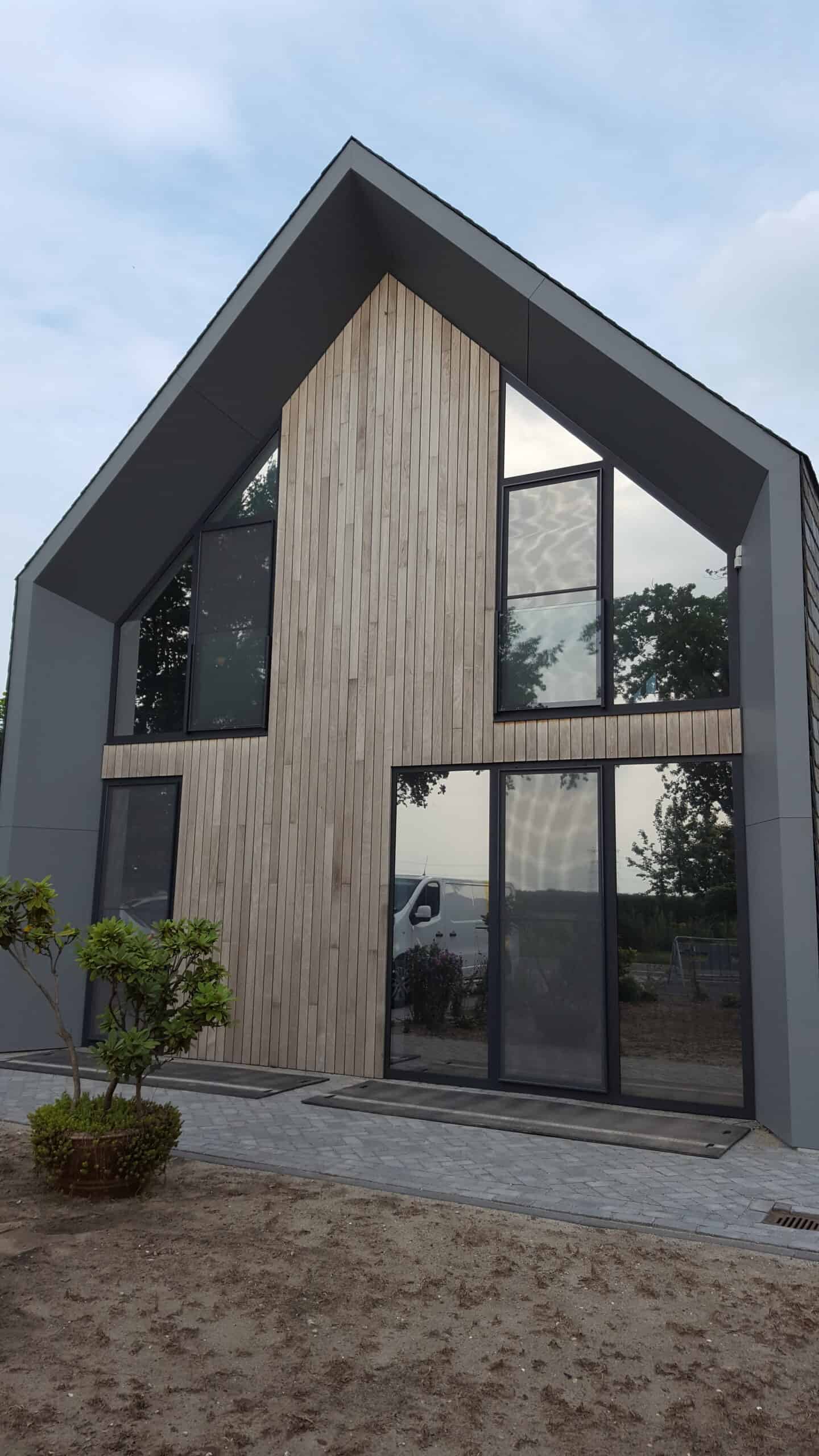 Het logo van "De Kock Raamfolie bv." De tekst is groen en strak vormgegeven. Boven de naam is een gestileerde booglijn te zien. Onder de bedrijfsnaam staat de slogan "Alle soorten raamfolie voor bedrijven en particulieren" in een kleinere, lichtere letter. Het geheel straalt professionaliteit en duidelijkheid uit.