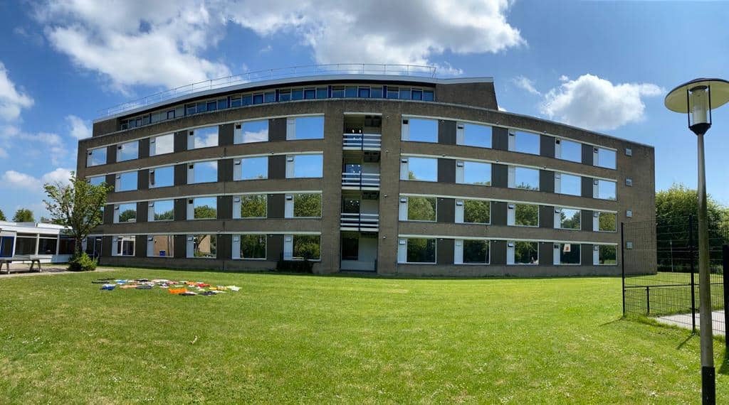 Het logo van "De Kock Raamfolie bv." De tekst is groen en strak vormgegeven. Boven de naam is een gestileerde booglijn te zien. Onder de bedrijfsnaam staat de slogan "Alle soorten raamfolie voor bedrijven en particulieren" in een kleinere, lichtere letter. Het geheel straalt professionaliteit en duidelijkheid uit.