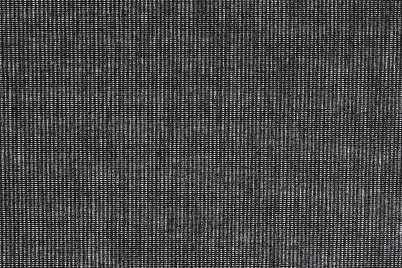 Coal basic Een interieurfoto van drie ramen in een huis, elk voorzien van decoratief glas in de bovenste delen, met een kleurrijk patroon van gele en oranje tinten. Het onderste gedeelte van de ramen heeft matte folie, die privacy biedt terwijl het uitzicht naar buiten behouden blijft. De ramen zijn typisch voor een oud huis, met een klassieke uitstraling door de combinatie van het glas-in-lood boven en het moderne matte folie eronder. In de achtergrond zijn andere huizen zichtbaar.