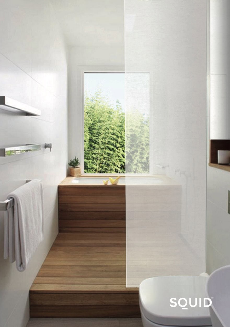 Screenshot Een interieurfoto van drie ramen in een huis, elk voorzien van decoratief glas in de bovenste delen, met een kleurrijk patroon van gele en oranje tinten. Het onderste gedeelte van de ramen heeft matte folie, die privacy biedt terwijl het uitzicht naar buiten behouden blijft. De ramen zijn typisch voor een oud huis, met een klassieke uitstraling door de combinatie van het glas-in-lood boven en het moderne matte folie eronder. In de achtergrond zijn andere huizen zichtbaar.